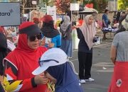 Sapa Warga di CFD, Tim Lontara+ Diskominfo Makassar Bagi-bagi Merchandise Menarik