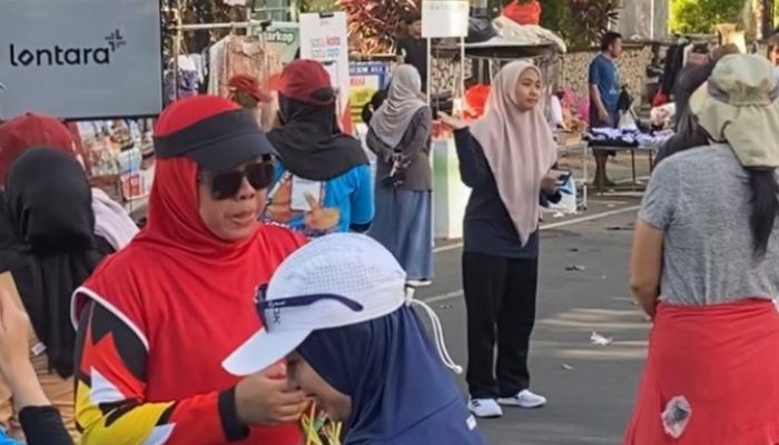 Sapa Warga di CFD, Tim Lontara+ Diskominfo Makassar Bagi-bagi Merchandise Menarik