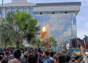 Protes Anggaran Rujab Rp25 Miliar dan Mobil Mewah, Demo Mahasiswa Kaltim Berakhir Bentrok
