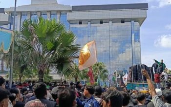 Protes Anggaran Rujab Rp25 Miliar dan Mobil Mewah, Demo Mahasiswa Kaltim Berakhir Bentrok