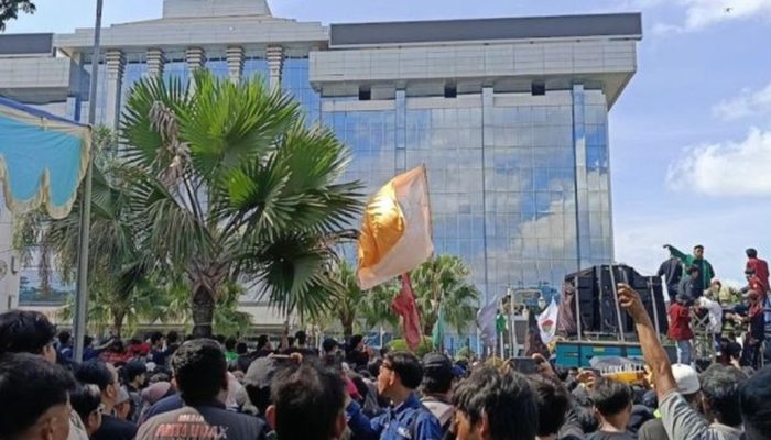 Protes Anggaran Rujab Rp25 Miliar dan Mobil Mewah, Demo Mahasiswa Kaltim Berakhir Bentrok