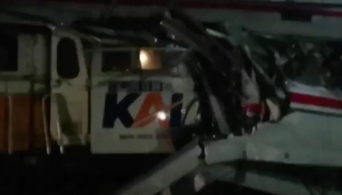 Detik-detik Tabrakan Head-to-Head KA Argo Bromo Anggrek vs KRL di Bekasi