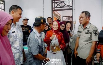 Ringankan Beban Warga, Pemkot Palopo Bagikan Beras dan Minyak Goreng di Enam Kelurahan
