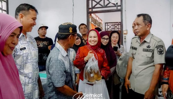 Ringankan Beban Warga, Pemkot Palopo Bagikan Beras dan Minyak Goreng di Enam Kelurahan