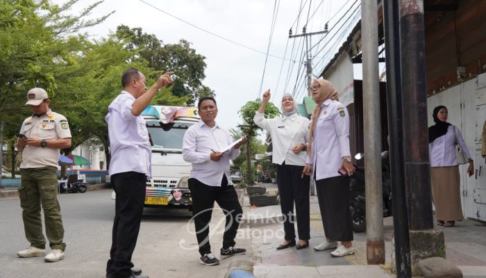 Langgar Aturan Pajak, Tim Terpadu Palopo Copot Sejumlah Papan Reklame di Jalan Andi Kambo