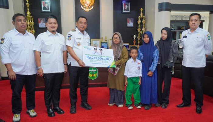 Serahkan Santunan BPJS Rp223 Juta, Bupati Luwu Beri Perhatian Khusus pada Keluarga Nelayan