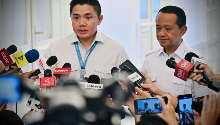 Seskab Teddy Indra Wijaya Pastikan Pemerintah Evaluasi Perusahaan Taksi Green SM