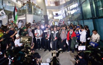 Disambut Menlu Sugiono, 9 WNI Relawan Gaza Selamat Sampai di Tanah Air
