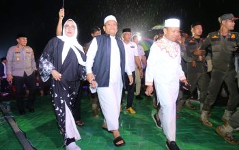 Antusiasme Warga Luwu Timur Tak Pudar Diterjang Hujan Demi Dengarkan Das’ad Latif