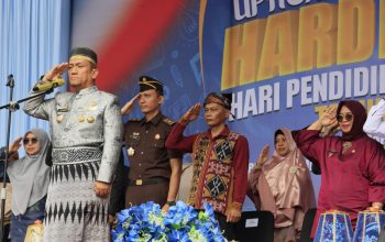 Didampingi Puspawati Husler, Bupati Irwan Beri Apresiasi Tinggi Atas Pengabdian Guru