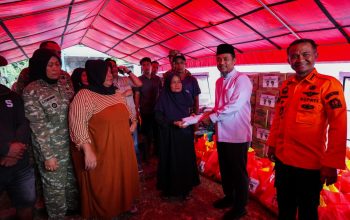 Gubernur Sulsel Salurkan Rp1 Miliar dan 500 Paket Sembako untuk Korban Banjir Bone