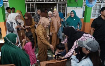 Didampingi Dinsosnakertrans, Wali Kota Palopo Salurkan Bansos di Wara Timur
