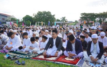 Pulang Kampung ke Walenrang, Wabup Dhevy Bijak Shalat Id Bareng Warga