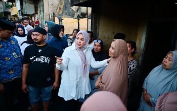 Tangis Haru Warga Mangasa Sambut Kedatangan Wagub Sulsel di Tengah Puing Kebakaran Tangis Haru Warga Mangasa Sambut Kedatangan Wagub Sulsel di Tengah Puing Kebakaran