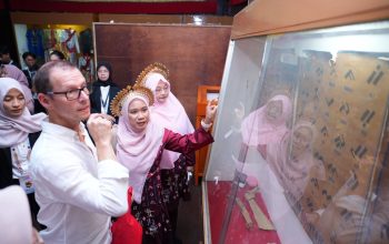 Delegasi Asing Terpukau Pakai Baju Bodo di Makassar, Begini Keseruannya Delegasi Asing Terpukau Pakai Baju Bodo di Makassar, Begini Keseruannya