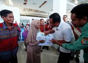 Gubernur Sulsel Serahkan Rp17,5 Miliar Uang Ganti Rugi Lahan Bandara I Lagaligo Bua