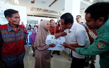 Gubernur Sulsel Serahkan Rp17,5 Miliar Uang Ganti Rugi Lahan Bandara I Lagaligo Bua