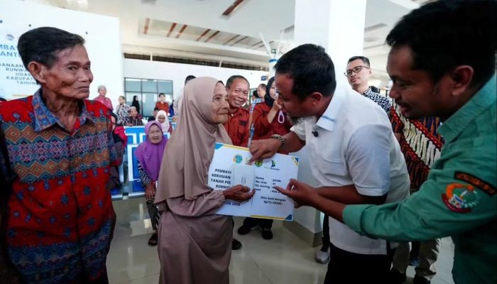 Gubernur Sulsel Serahkan Rp17,5 Miliar Uang Ganti Rugi Lahan Bandara I Lagaligo Bua