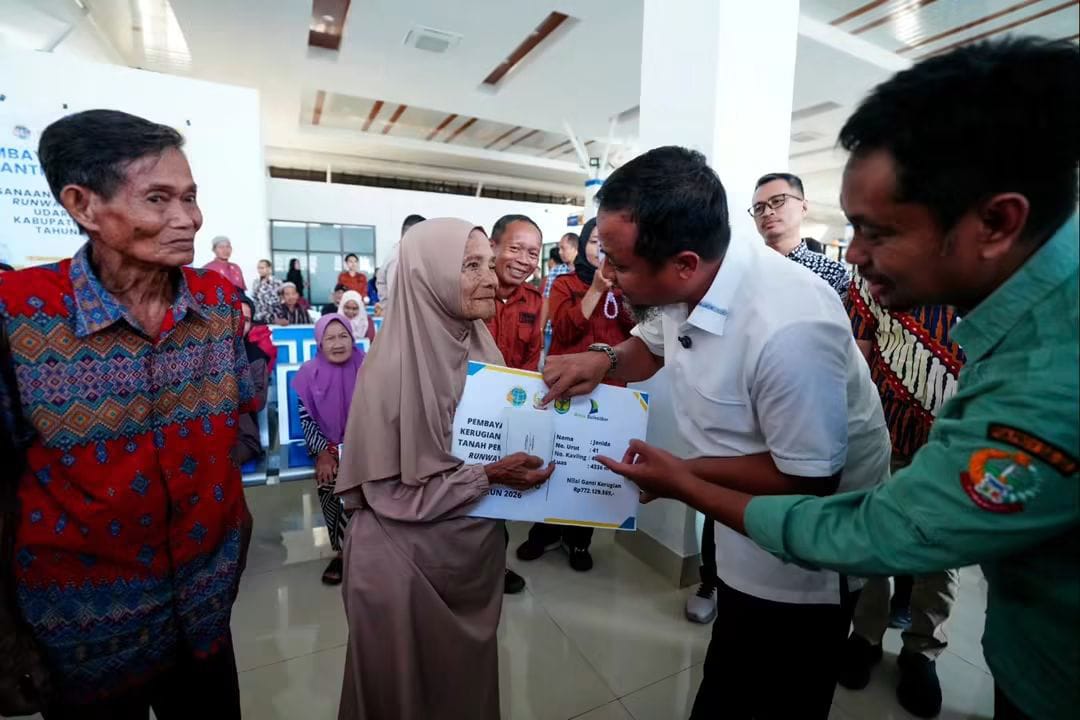 Gubernur Sulsel Serahkan Rp17,5 Miliar Uang Ganti Rugi Lahan Bandara I Lagaligo Bua