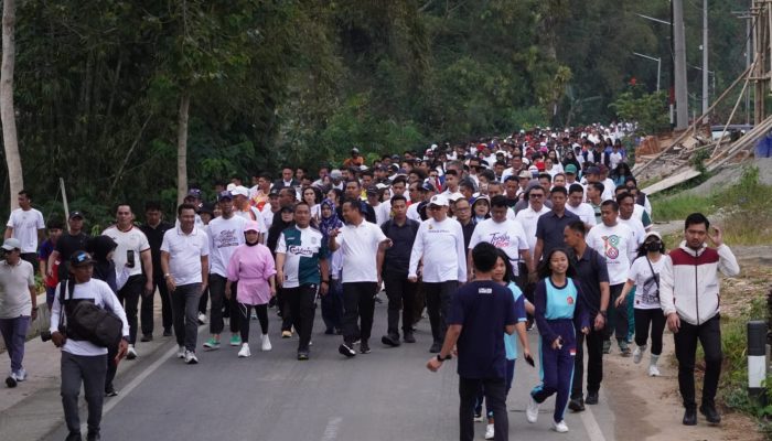Gubernur Andi Sudirman Lepas Ribuan Peserta Jalan Sehat Anti Mager di Rantepao