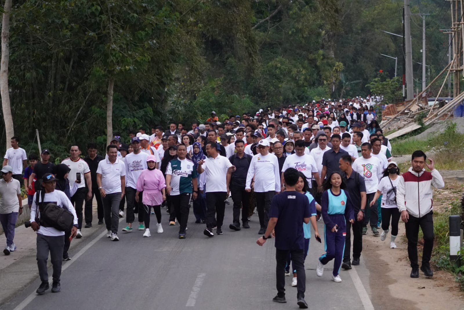 Gubernur Andi Sudirman Lepas Ribuan Peserta Jalan Sehat Anti Mager di Rantepao