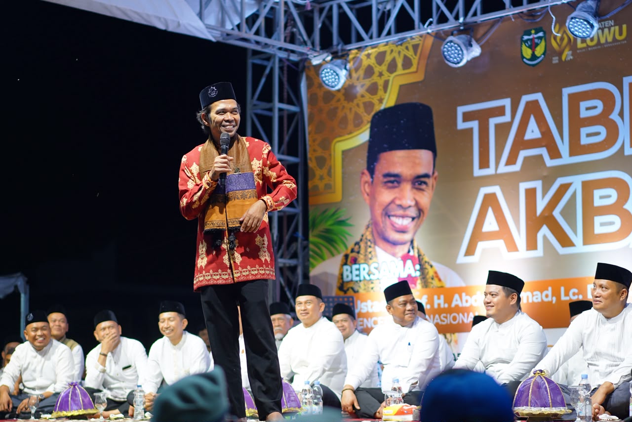 Penuh Khidmat, Ribuan Warga Luwu Lantunkan Dzikir Bersama Ustaz Abdul Somad
