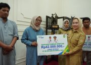 Naili Trisal Serahkan Santunan BPJS Ketenagakerjaan kepada Ahli Waris Naili Trisal Serahkan Santunan BPJS Ketenagakerjaan kepada Ahli Waris