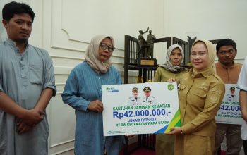 Naili Trisal Serahkan Santunan BPJS Ketenagakerjaan kepada Ahli Waris Naili Trisal Serahkan Santunan BPJS Ketenagakerjaan kepada Ahli Waris