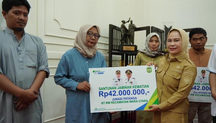 Naili Trisal Serahkan Santunan BPJS Ketenagakerjaan kepada Ahli Waris