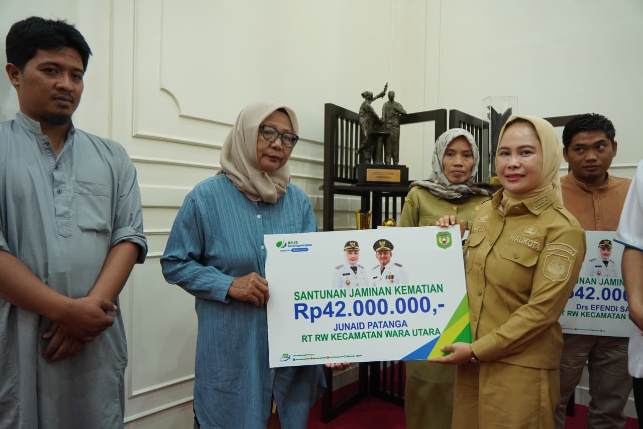 Naili Trisal Serahkan Santunan BPJS Ketenagakerjaan kepada Ahli Waris