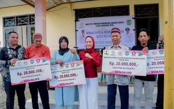 Warga Pentojangan Terima Bantuan Perbaikan Rumah Rp20 Juta Warga Pentojangan Terima Bantuan Perbaikan Rumah Rp20 Juta