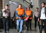 KPK Tahan Bupati Kuansing dalam Kasus Dugaan Jual Beli Jabatan KPK Tahan Bupati Kuansing dalam Kasus Dugaan Jual Beli Jabatan