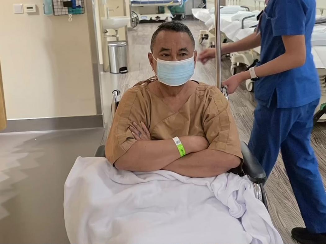 Tampil Pakai Kursi Roda Lalu Mundur dari Kasus Eks Jampidsus, Ada Apa dengan Hotman Paris?