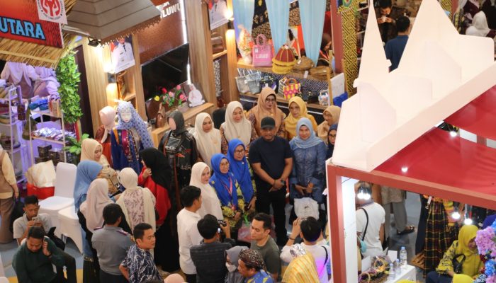 Kunjungi Pameran HUT Dekranas, Patahudding Apresiasi Karya Perajin Luwu