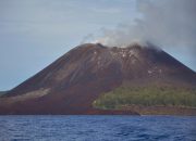 Anak Krakatau Erupsi Berulang Sejak Pagi, Status Tetap Level III Siaga