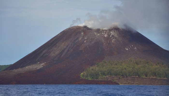 Anak Krakatau Erupsi Berulang Sejak Pagi, Status Tetap Level III Siaga