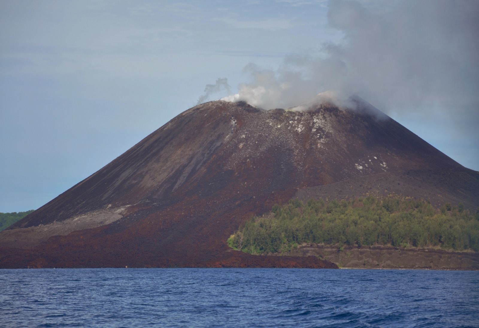 Anak Krakatau Erupsi Berulang Sejak Pagi, Status Tetap Level III Siaga