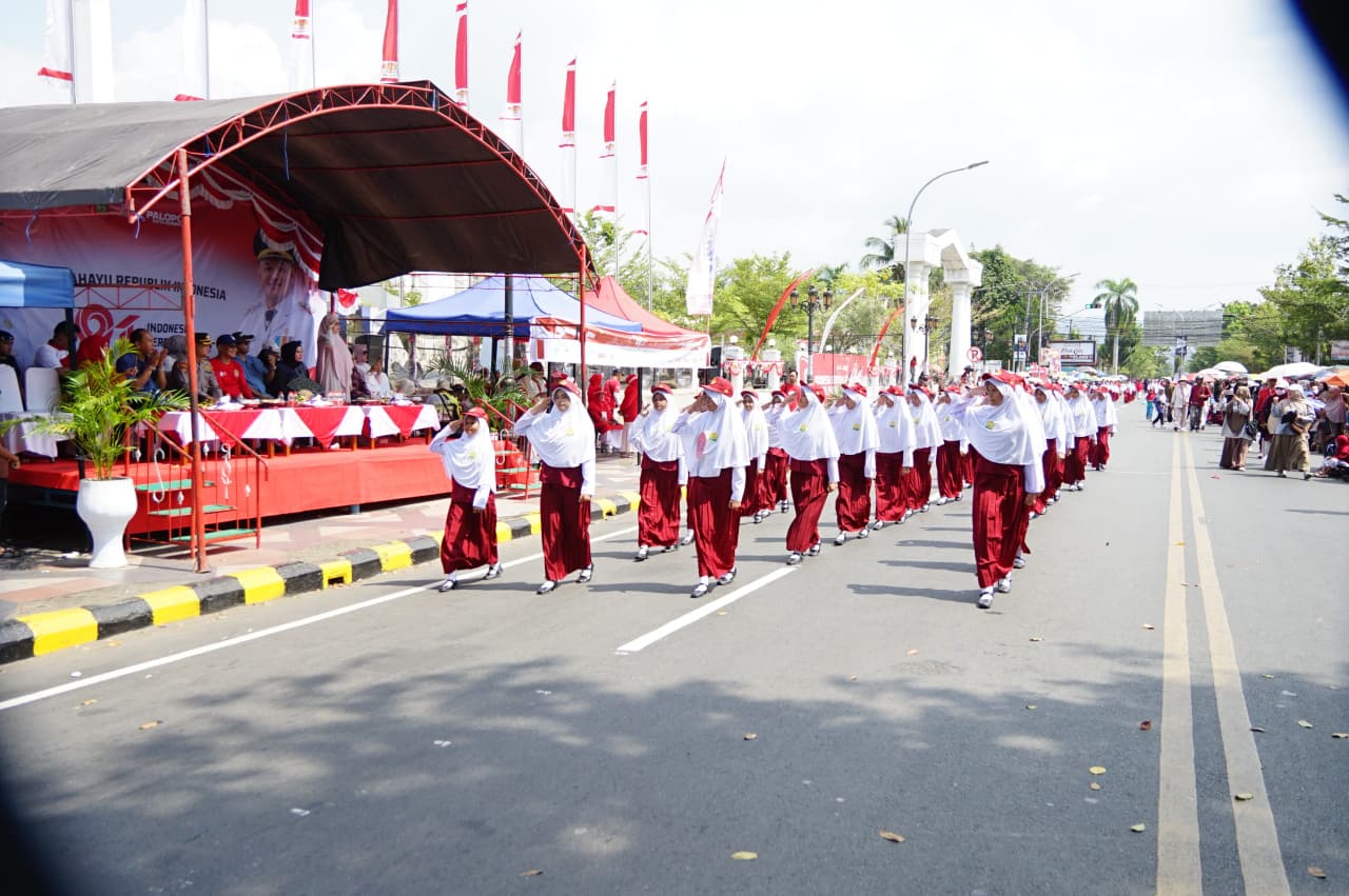 Ratusan Peserta Meriahkan Lomba Gerak Jalan HUT ke-81 RI di Palopo