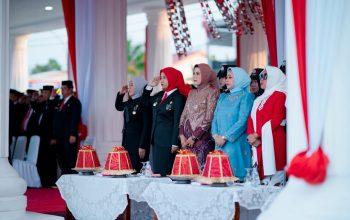 Pejabat dan Pelajar Ikuti Upacara Penurunan Bendera di Kota Palopo Pejabat dan Pelajar Ikuti Upacara Penurunan Bendera di Kota Palopo