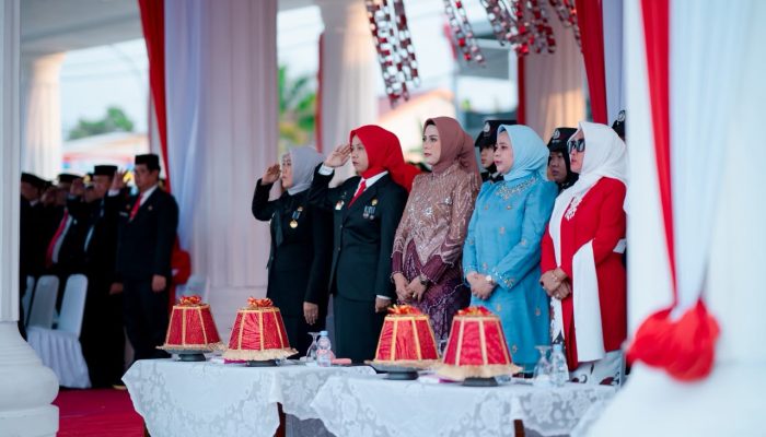 Pejabat dan Pelajar Ikuti Upacara Penurunan Bendera di Kota Palopo