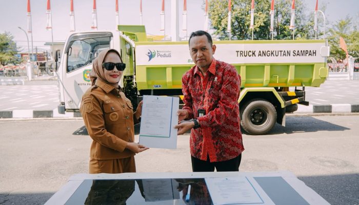 Bank Sulselbar Serahkan CSR Satu Unit Truk Sampah kepada Pemkot Palopo
