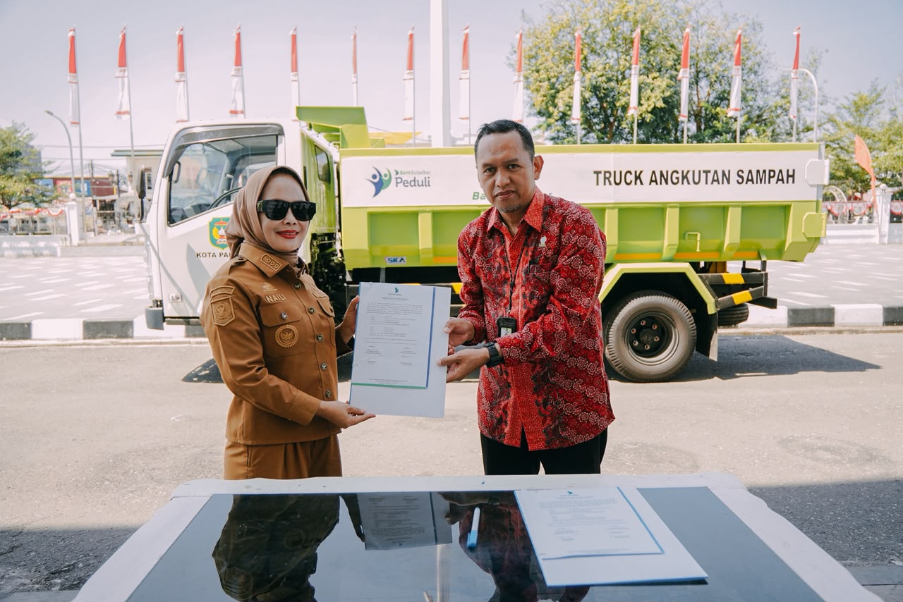 Bank Sulselbar Serahkan CSR Satu Unit Truk Sampah kepada Pemkot Palopo
