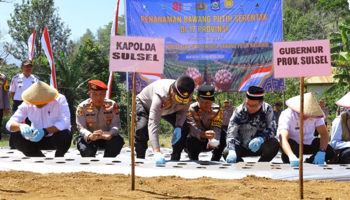 Kapolda Sulsel Tanam Bawang Putih di Bantaeng