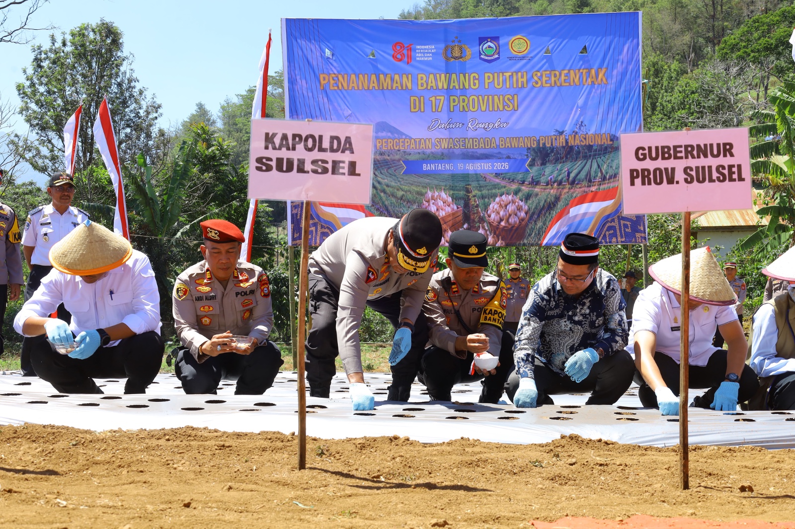 Kapolda Sulsel Tanam Bawang Putih di Bantaeng