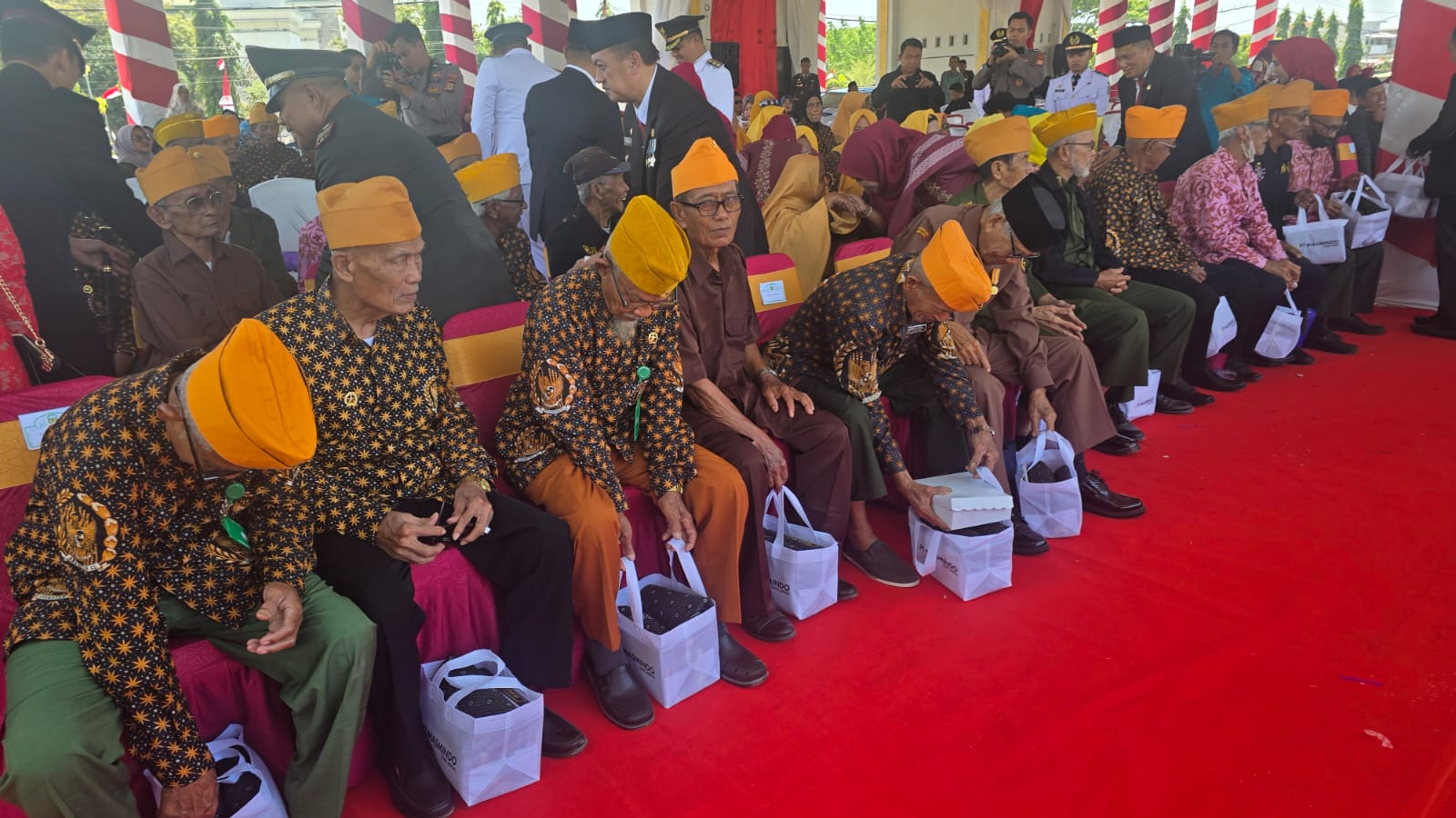 Peringati HUT RI, MDA Salurkan Bantuan Kesehatan dan Paket untuk Veteran