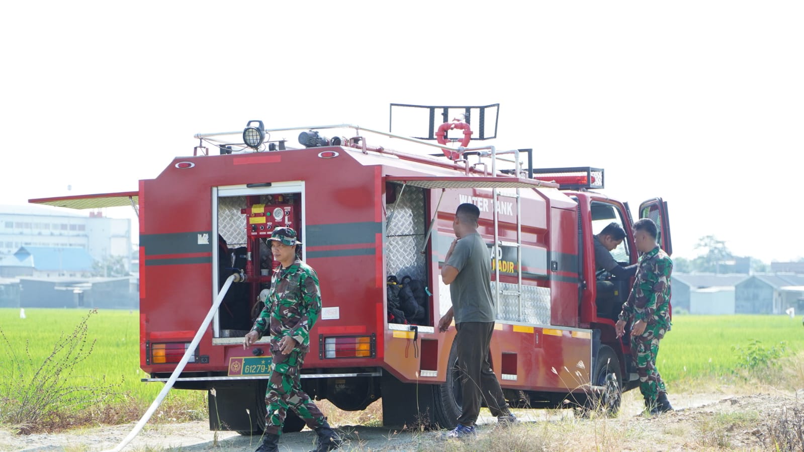 Kodim 1403/Palopo Kerahkan Tangki Air Bantu Petani Terdampak Kekeringan
