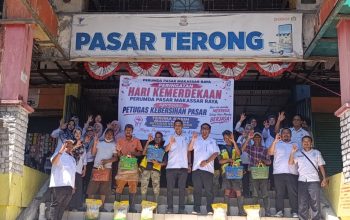 Perumda Pasar Makassar Bagikan Sembako untuk 80 Petugas Kebersihan