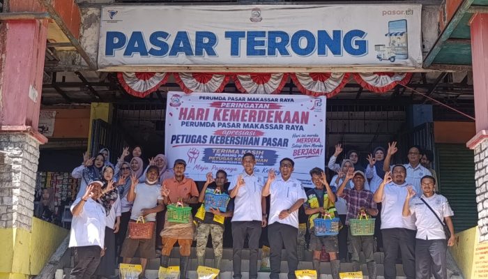 Perumda Pasar Makassar Bagikan Sembako untuk 80 Petugas Kebersihan