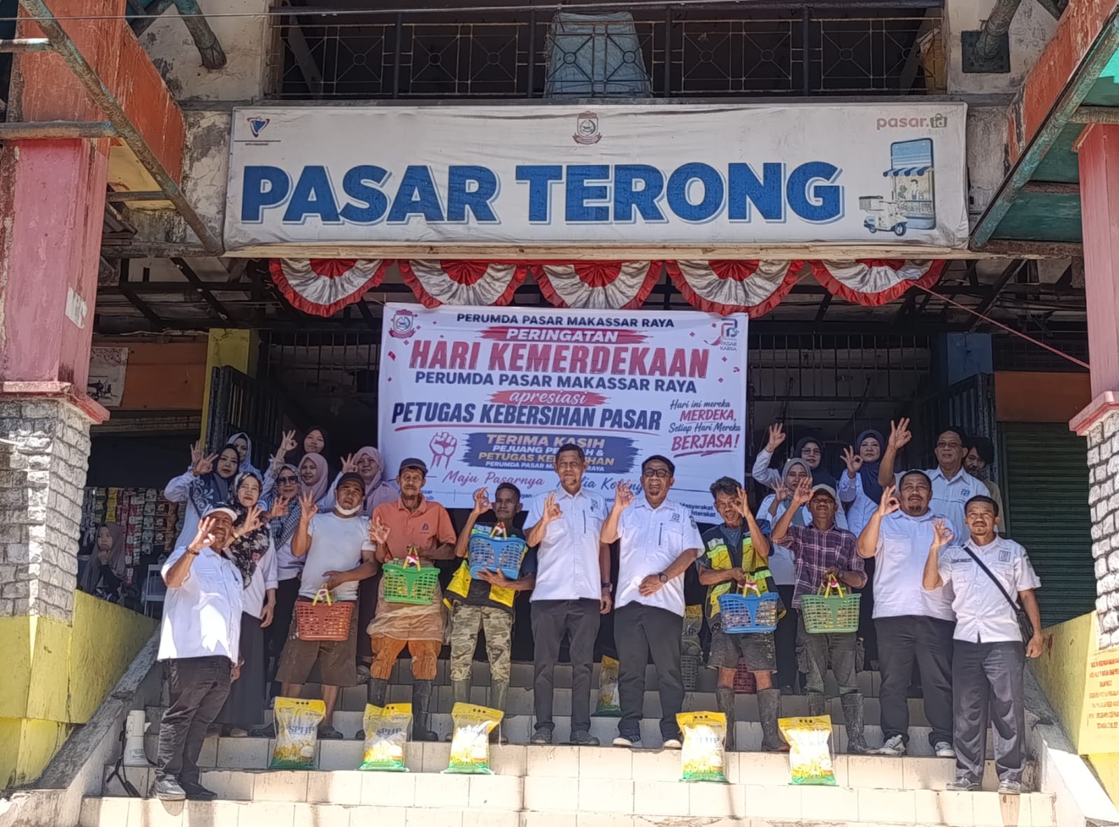 Perumda Pasar Makassar Bagikan Sembako untuk 80 Petugas Kebersihan