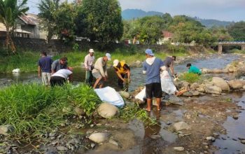 Polres Palopo Bersama Warga Alihkan Air untuk Sawah yang Kekeringan